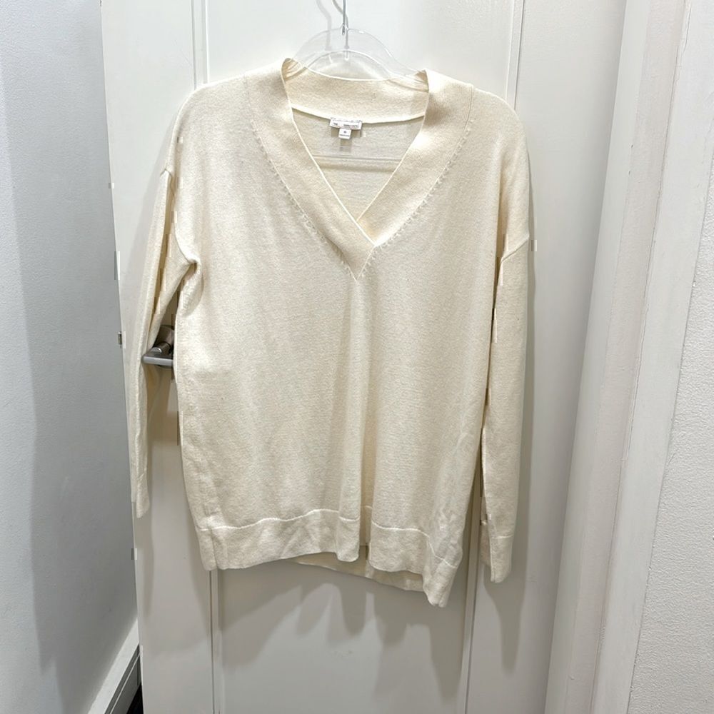 GAP. Sweater. ivory V neck long sleeve Size XS